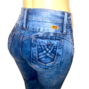 Colombian style- High waisted- Skinny jeans.